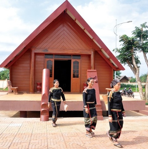 Vai trò là Phó buôn Tring (thị xã Buôn Hồ), nghệ nhân H'Lil Mlô thường cùng với chị em trao đổi và bàn bạc về việc giữ gìn, bảo tồn văn hóa Êđê.