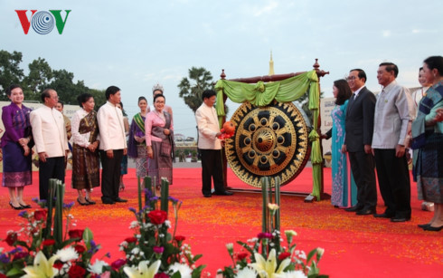 Thủ tướng Lào đánh chiêng khai mạc Năm Du lịch 2018.