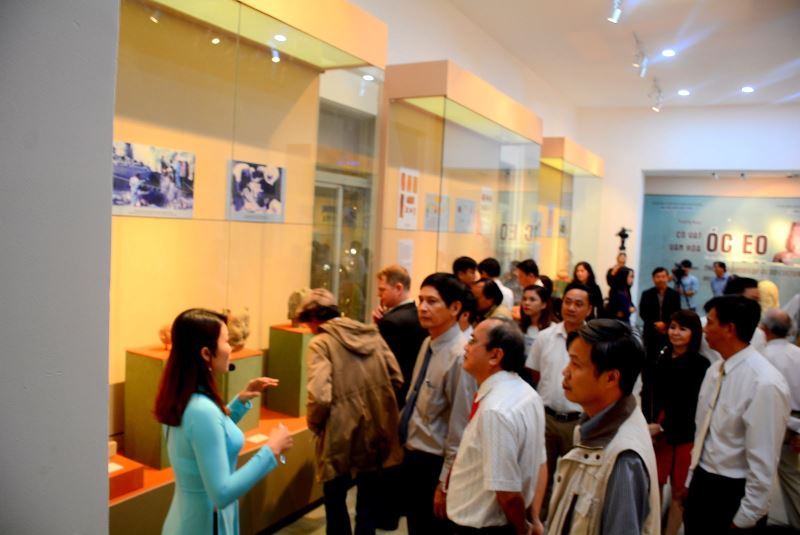 Khách tham quan khu trưng bày cổ vật văn hóa Óc Eo tại Bảo tàng Điêu khắc Chăm Đà Nẵng