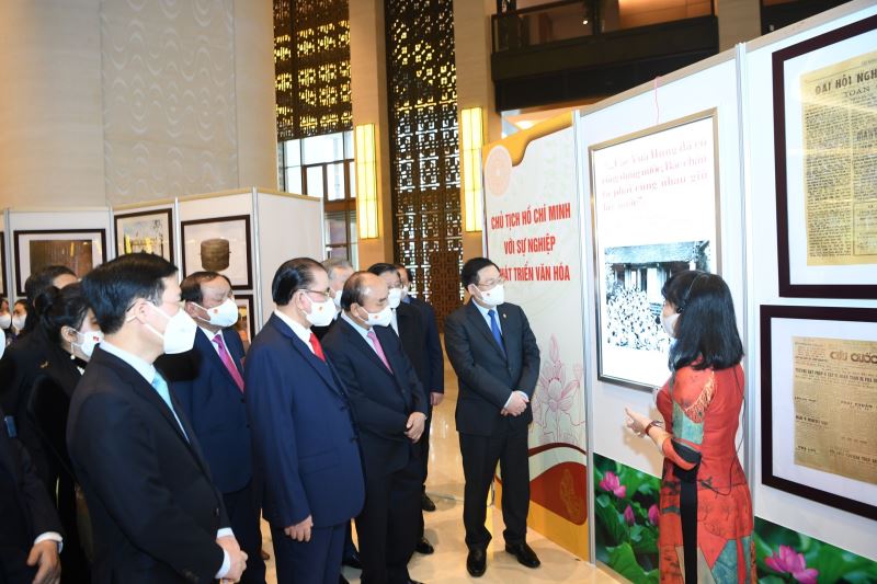 Các lãnh đạo, nguyên lãnh đạo Đảng, Nhà nước tham quan Triển lãm "Văn hóa soi đường cho quốc dân đi". Ảnh: Minh Đạt