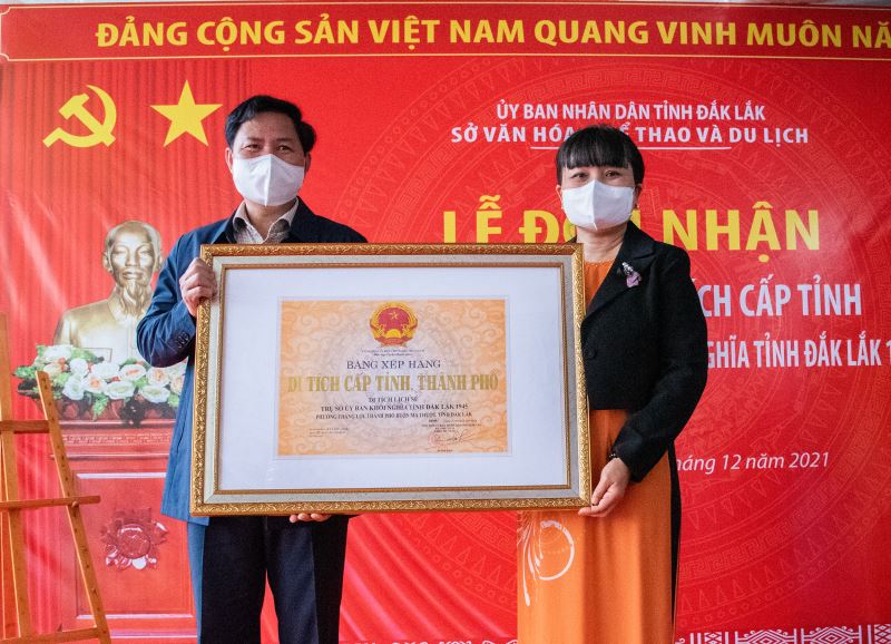 Phó Chủ tịch UBND tỉnh H' Yim Kđoh trao Bằng xếp hạng cho đại diện lãnh đạo Tp. Buôn Ma Thuột