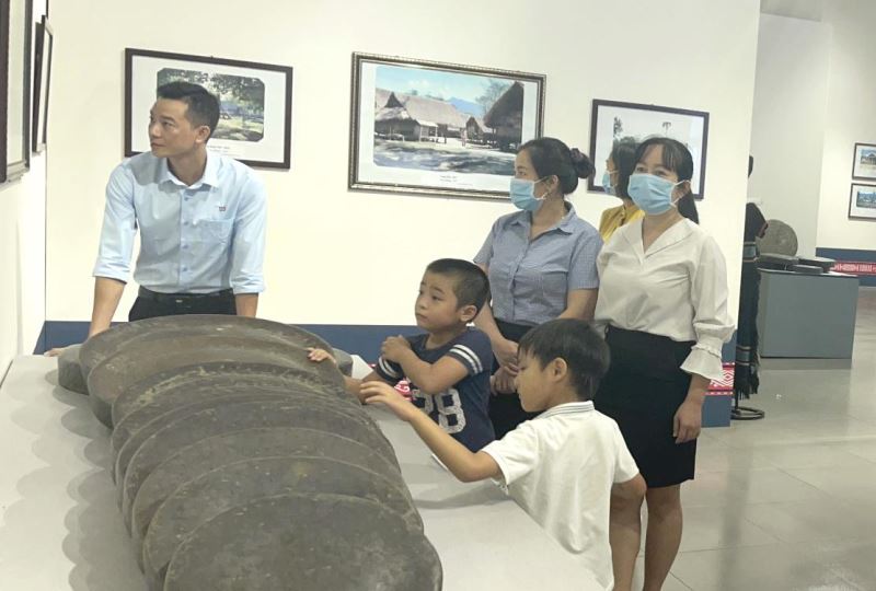 Khách tham quan, thưởng lãm chuyên đề “Những ngôi nhà xưa ở Tây Nguyên” tại Bảo tàng Đắk Lắk vào những ngày đầu tháng 10-2021. Ảnh: Hồng Sâm
