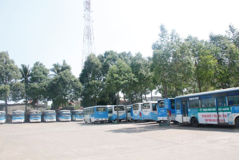 Xe buýt của Công ty Cổ phần Vận tải ô tô Đắk Lắk đậu tại bãi của đơn vị.