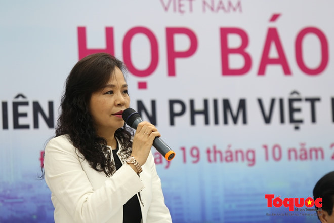 Bà Ngô Phương Lan, Cục trưởng Cục Điện ảnh giới thiệu nội dung Liên hoan Phim Việt Nam tại buổi họp báo. Ảnh: Đức Hoàng