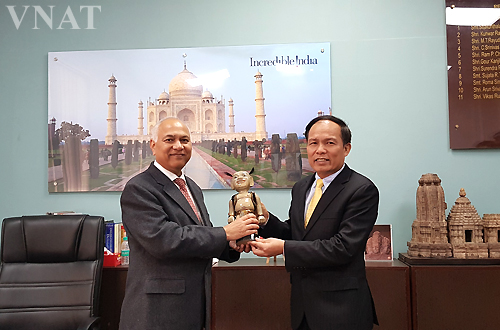 Phó Tổng cục trưởng Ngô Hoài Chung tặng quà Giám đốc Mumbai Tourism
