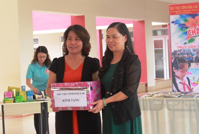 Lãnh đạo Thư Viện tỉnh tặng quà cho Trường Tiểu học, THCS và THPT Hoàng Việt