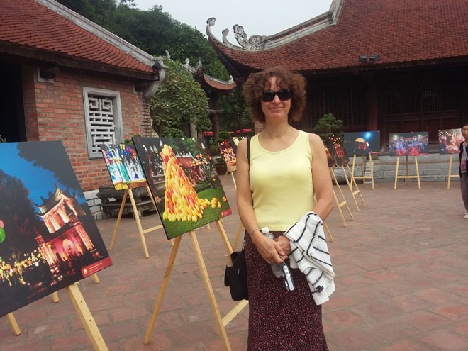 Bà Anne Capawell tiếc nuối vì không đến Việt Nam sớm hơn để được tham dự sự kiện triển lãm ảnh lần này. Ảnh: HBN.