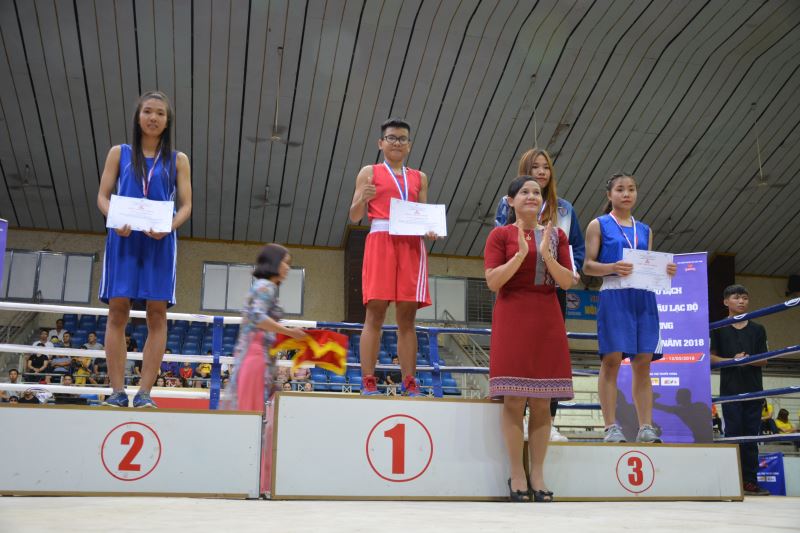 Ban Tổ chức trao huy chương cho các nữ võ sĩ 