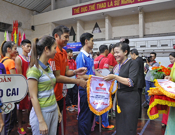 Giám đốc Sở Văn hóa, Thể thao và Du lịch H'Lim Niê trao Cờ lưu niệm cho các đoàn tham gia giải.