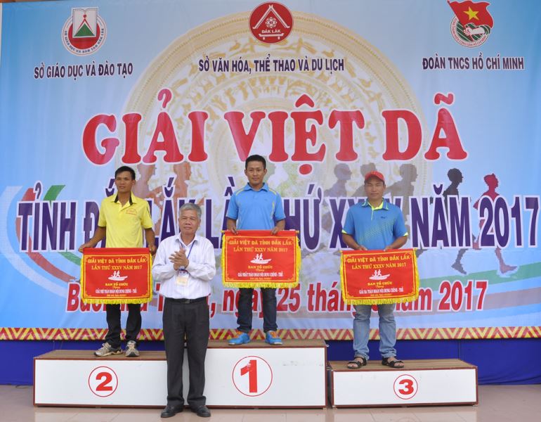 Đ/c Phạm Tâm Thanh, PGĐ Sở VHTT&DL trao thưởng cho các đơn vị đạot giải toàn đoàn nam chính