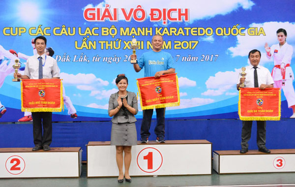 iám đốc Sở VHTT&DL Đắk Lắk H’ Lim Niê trao giải toàn đoàn cho các đơn vị đoạt thành tích cao.