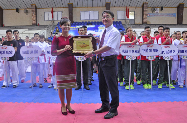Đại diện Tổng cục Thể dục thể thao đã trao Kỷ niệm chương cho đơn vị chủ nhà Đắk Lắk  