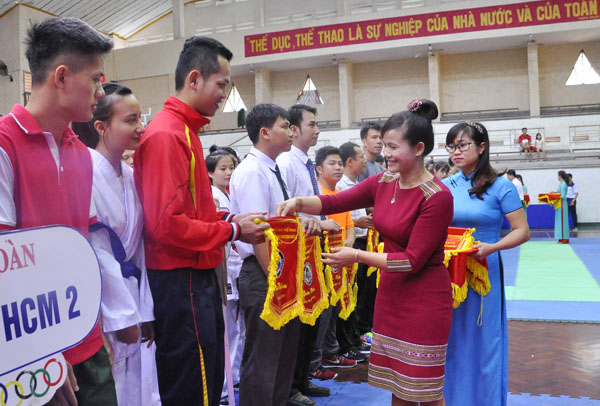 Giám đốc Sở VHTT&DL Đắk Lắk  H’ Lim Niê tặng Cờ lưu niệm cho các đoàn