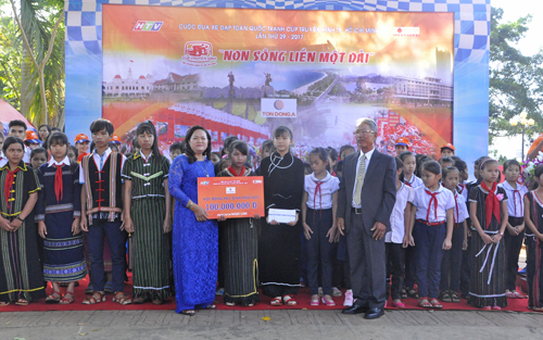 Ban Tổ chức cuộc đua đã trao tặng 50 suất quà, mỗi suất trị giá 02 triệu đồng cho các học sinh nghèo hiếu học trên địa bàn tỉnh Đắk Lắk.