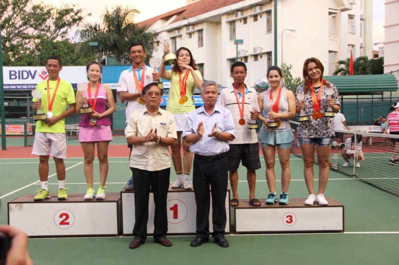 Trao thưởng cho các cặp VĐV xuất sắc tại Giải Vô địch Quần vợt năm 2016 (ảnh minh họa)