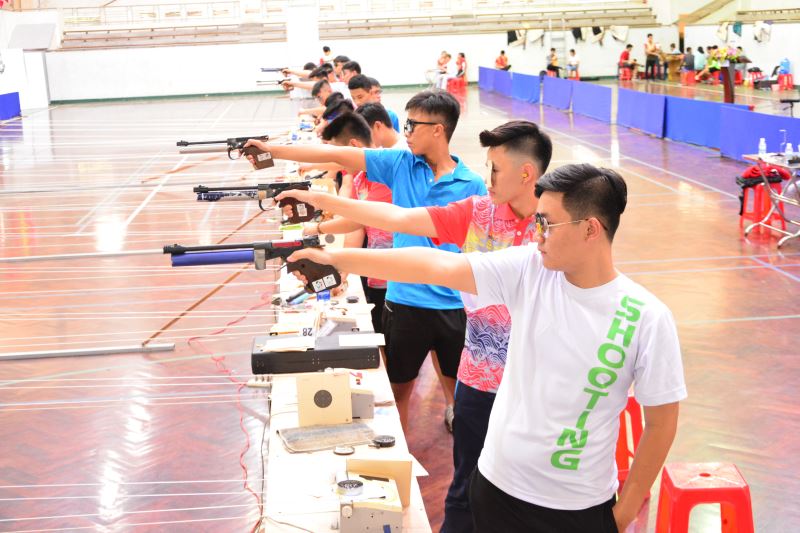 Các VĐV tranh tài nội dung súng ngắn hơi Nam