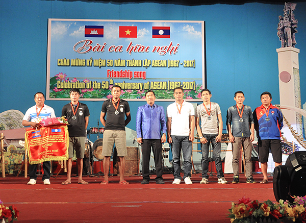 Lãnh đạo tỉnh Mondulkiri (Campuchia) trao giải Nhì cho đội bóng Chămpasắk (Lào)