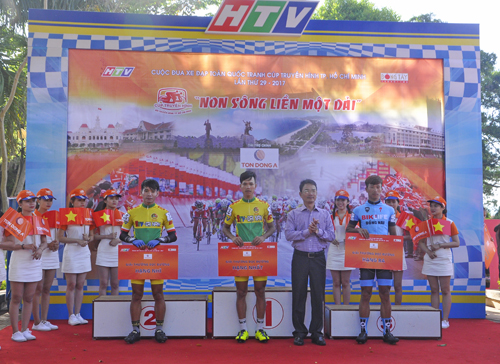 Phó Giám đốc Sở Văn hóa-Thể thao và Du lịch Đắk Lắk Đặng Gia Duẩn trao giải  các vận động viên đạt thành tích cao tại chặng 5