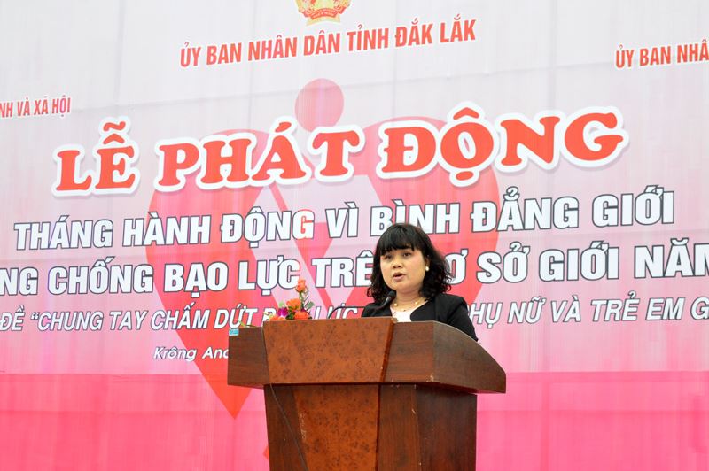 Bà H’ Yim Kđoh – Phó Chủ tịch UBND tỉnh, Trưởng Ban Vì sự tiến bộ của phụ nữ tỉnh phát biểu phát động.