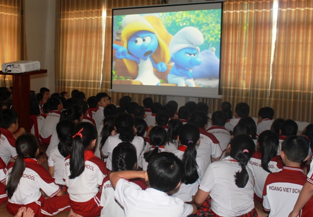 Chiếu phim cho các em học sinh của Trường Hoàng Việt