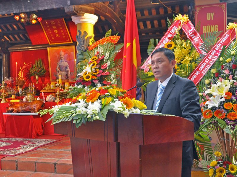 Đồng chí Nguyễn Tuấn Hà, Phó Chủ tịch UBND, Trưởng Ban tổ chức buổi lễ thay mặt cho nhân dân các dân tộc trong tỉnh báo cáo thành quả của tỉnh ta đã đạt được trong năm qua dâng lên các vua Hùng.  