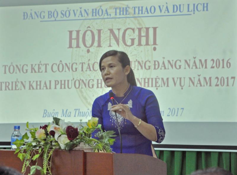 Đồng chí H' Lim Niê, Tỉnh ủy viên, Bí thư Đảng ủy, Giám đốc Sở phát biểu khai mạc hội nghị