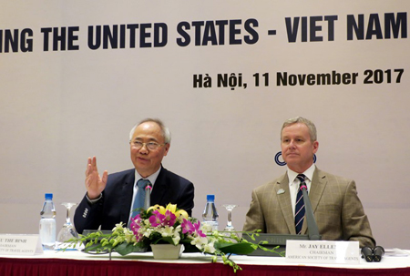 Chủ tịch Hiệp hội Lữ hành Việt Nam Vũ Thế Bình và Chủ tịch Hiệp hội Lữ hành Mỹ Jay Ellenby chủ trì tọa đàm.