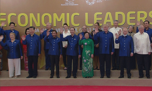 Các nhà Lãnh đạo APEC trong trang phục bằng lụa tơ tằm truyền thống của Việt Nam