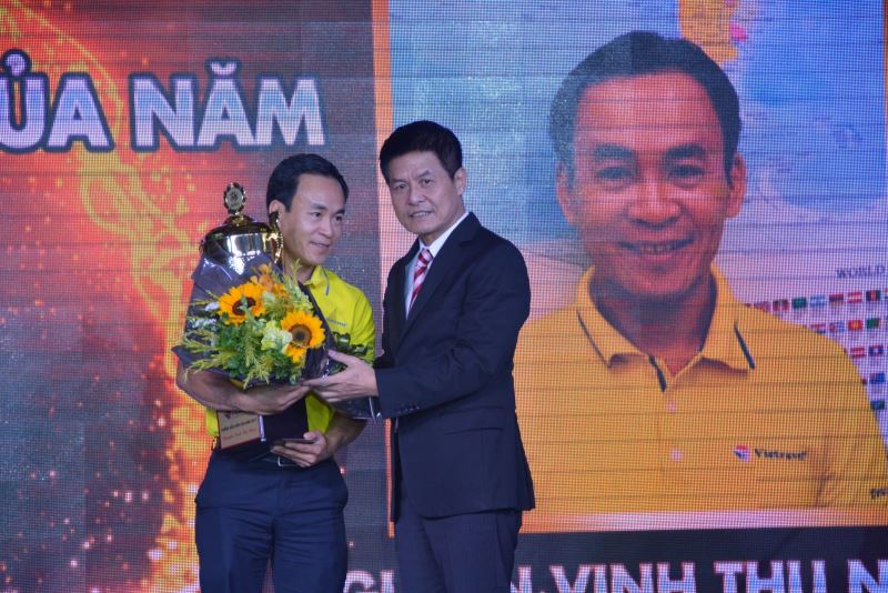 Ông Nguyễn Quốc Kỳ, Tổng Giám đốc Vietravel trao tặng danh hiệu HDV xuất sắc nhất năm 2017 cho HDV Nguyễn Vinh Thụ Nhân.