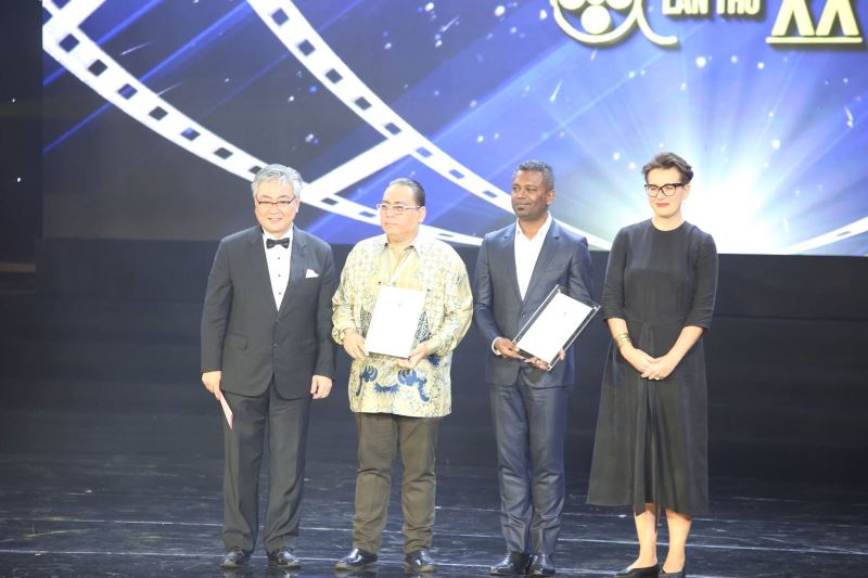 BTC trao giải thưởng Đạo diễn và diễn viên phim “Chú chim vàng” (Singapore) hạng mục phim ASEAN