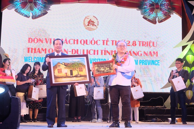 Lãnh đạo tỉnh Quảng Nam trao tặng quà cho ông Eisaku Sasaki (Nhật Bản) vị khách thứ 2,8 triệu năm 2017