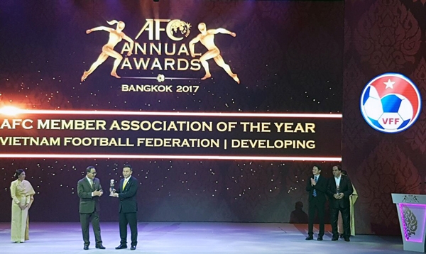 Lãnh đạo AFC trao giải thưởng “Liên đoàn thành viên phát triển của năm” cho đại diện của VFF
