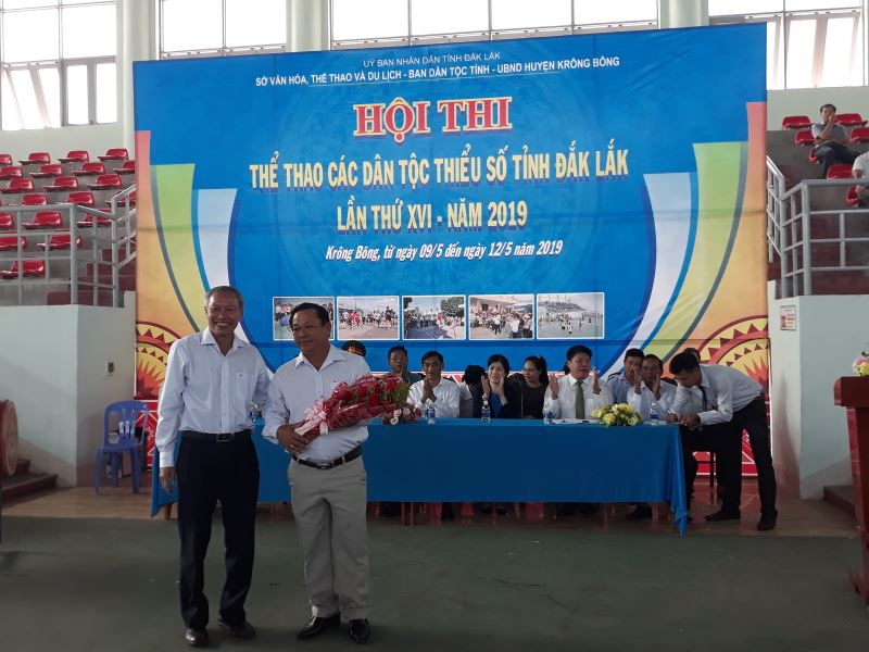 Ông Thái Hồng Hà, Tỉnh ủy viên - Giám đốc Sở Văn hóa, Thể thao và Du lịch tặng hoa cho đơn vị đăng cai