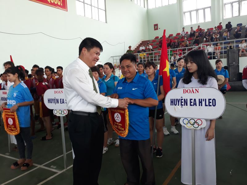 Ông Nguyễn Văn Hà, Phó Giám đốc Sở VHTTDL - Phó trưởng Ban Tổ chức Hội thi tặng cờ cho các đoàn