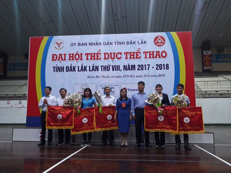 ảnh: Ban Tổ chức Đại hội Thể thao tỉnh Đắk Lắk tặng Cờ cho các đơn vị