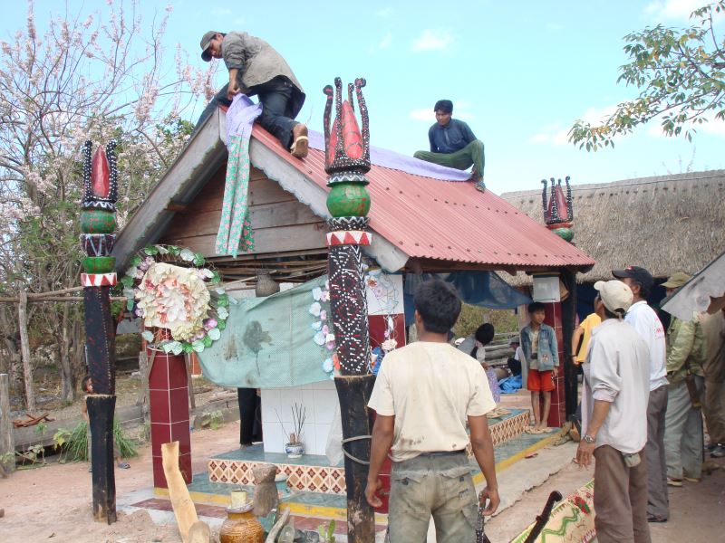 Ảnh: Lễ bỏ mả của người Ja rai tại huyện Ea Súp