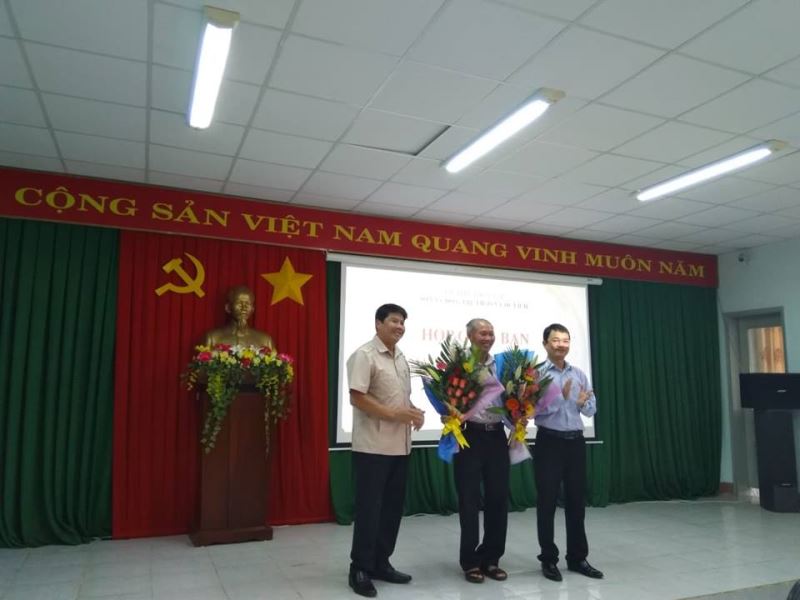 Đại diện Đảng ủy, Ban Giám đốc Sở VHTTDL tặng hoa chúc mừng ông Thái Hồng Hà, Tỉnh ủy viên, Giám đốc Sở Văn hóa, Thể thao và Du lịch