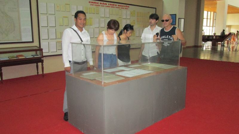 Ảnh: Khách quốc tế tới tham quan tại Bảo tàng Đắk Lắk