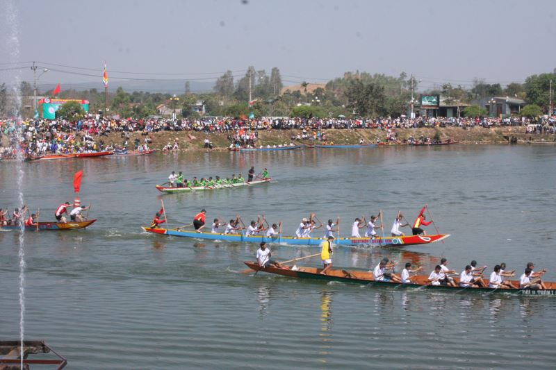 Ảnh: Đua thuyền truyền thống tại hồ Sen (huyện Krông Ana)