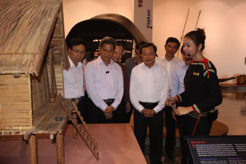 Ảnh: Nguyên Bộ trưởng Bộ VHTTDL Phạm Quang Nghị thăm quan Bảo tàng tỉnh Đắk Lắk