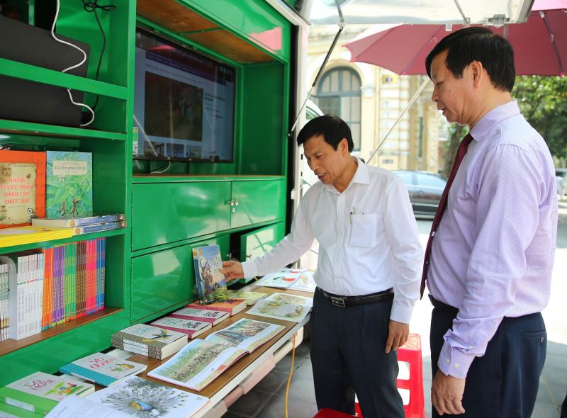 Bộ trưởng Nguyễn Ngọc Thiện cùng lãnh đạo Tập đoàn VinGroup tham quan Xe thư viện lưu động.