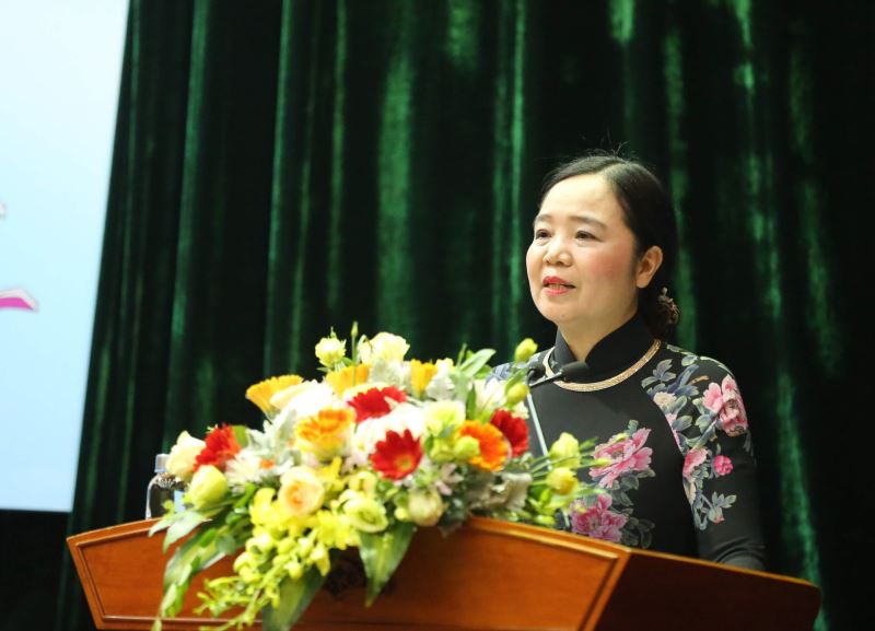 Vụ trưởng Vụ Thư viện Vũ Dương Thúy Ngà phát biểu tại Lễ trao tặng.
