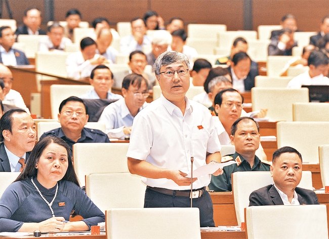 Đại biểu QH tỉnh Bắc Giang phát biểu ý kiến thảo luận tại hội trường. Ảnh: ANH TUẤN