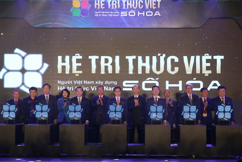 Phó Thủ tướng Vũ Đức Đam và lãnh đạo một số bộ ngành cùng nhấn nút khởi động Hệ tri thức Việt số hoá. Ảnh: VGP/Đình Nam