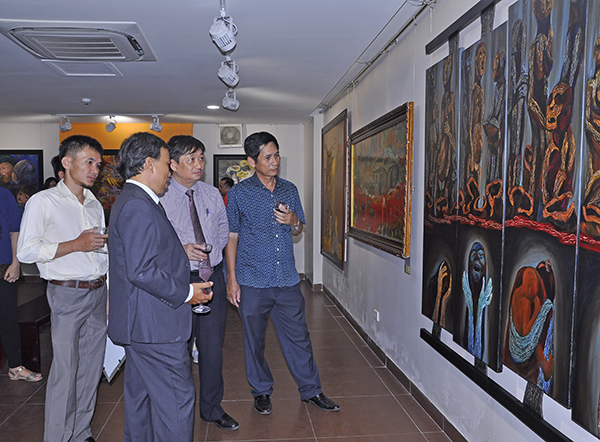 Các đồng chí lãnh đạo Tp. Đà Nẵng tham quan triển lãm