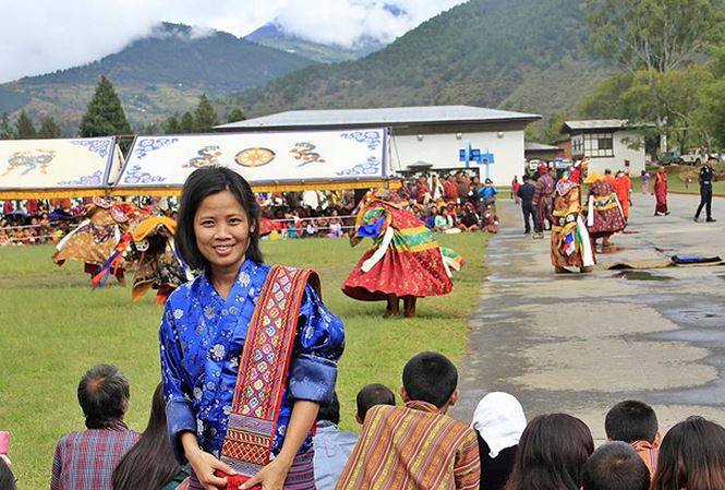 Phương Thu Thủy trong trang phục truyền thống trong một lễ hội tôn giáo ở Bhutan.