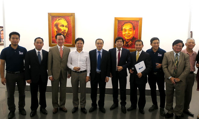Các đại biểu chụp ảnh lưu niệm bên bức tranh Hồ Chủ tịch và Đại tướng Võ Nguyên Giáp. Ảnh: Gia Linh