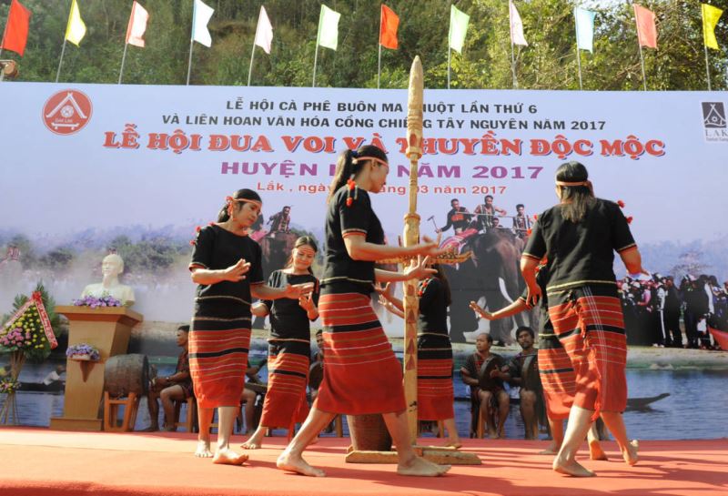 Văn nghệ chào mừng