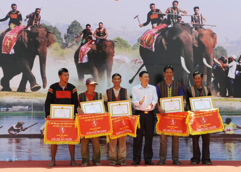 Phó Chủ tịch UBND tỉnh Võ Văn Cảnh trao giải Nhất cho các nội dung