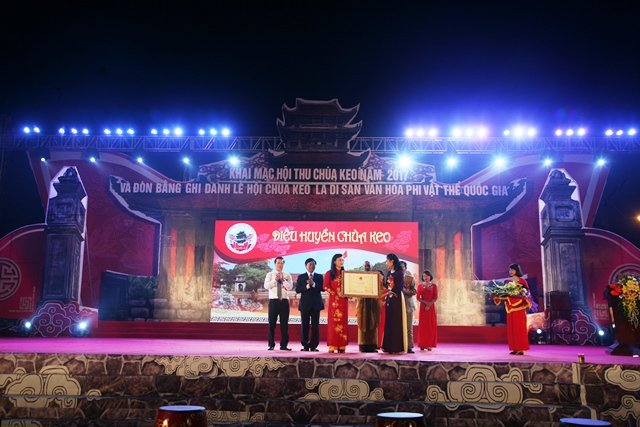 Bộ VH-TT-DL trao Bằng ghi danh Lễ hội chùa Keo là di sản văn hóa phi vật thể Quốc gia cho chính quyền địa phương.